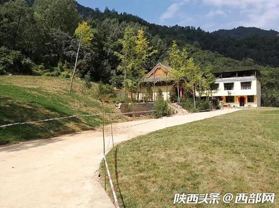 违建拆除后,太乙宫街道西岔沟复绿项目已经铺设绿地