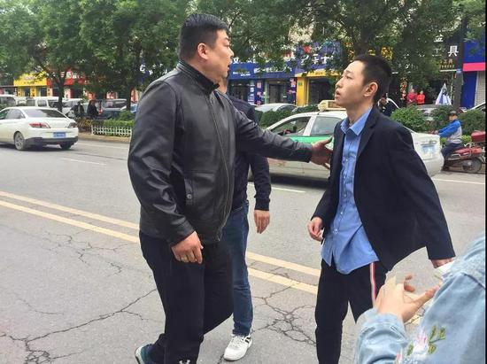 图左为不明身份者,图右为工作人员
