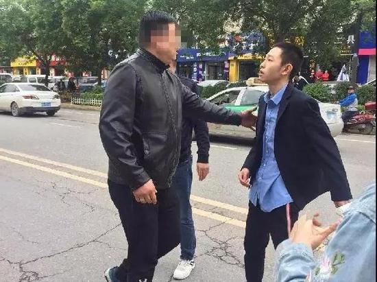 圖左為不明身份者，圖右為工作人員