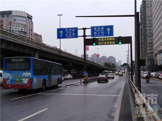 西二環立交橋匝道口有了紅綠燈，堵時亮紅燈禁入。