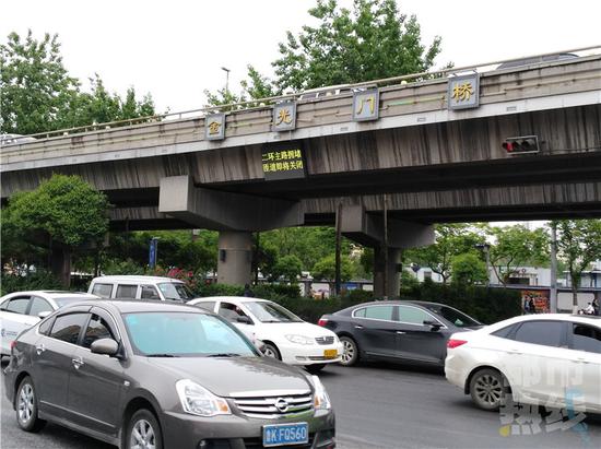 西二環立交橋匝道口有了紅綠燈，堵時亮紅燈禁入。