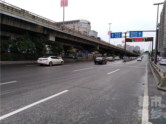 西二環立交橋匝道口有了紅綠燈，堵時亮紅燈禁入。