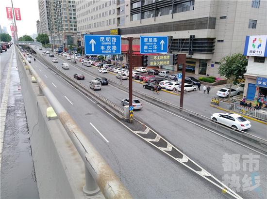 西二環立交橋匝道口有了紅綠燈，堵時亮紅燈禁入。