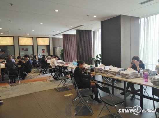 搖號結束后,項目銷售人員在現場辦公。