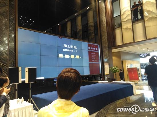 25日上午搖號現(xiàn)場。