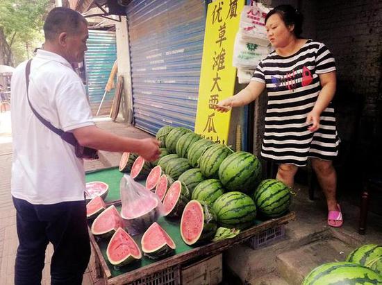 市民購買西瓜