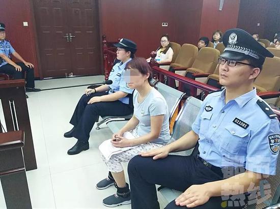 公訴人：“那你吸毒的經(jīng)濟(jì)來源是從哪來的呢？”