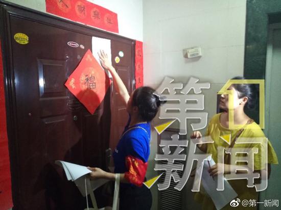 工作人员挨家挨户通知撤离。图片来自@第一新闻