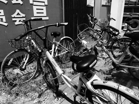 一家建筑工地里被上了私鎖的共享單車