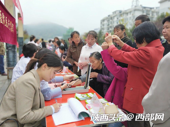 石泉县医院为群众开展医疗服务。