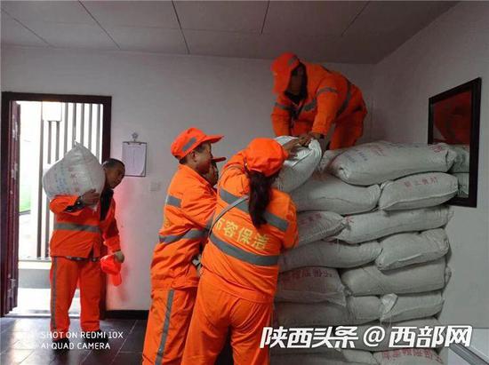 　西安市城管系統(tǒng)為“掃雪除冰”做準備。