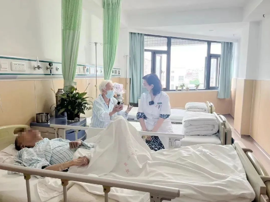 医生与患者沟通交流（西安市中心医院供图）