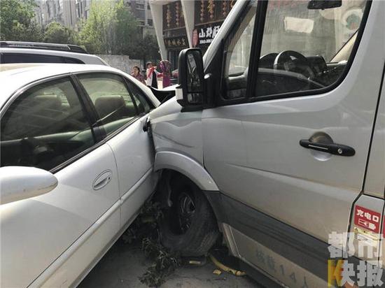 事發后，高新交警也迅速趕到現場。