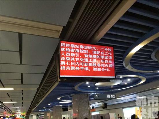 今天是清明小長(zhǎng)假的第一天,出行的市民都會(huì)發(fā)現(xiàn)哪里都是人人人!