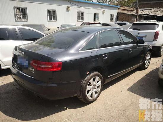 事發(fā)在15點(diǎn)半左右，布控平臺(tái)預(yù)警發(fā)現(xiàn)一輛違規(guī)的奧迪車正在路上行駛。