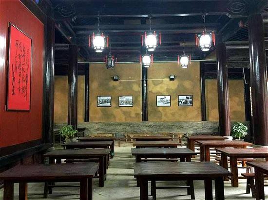 园内参天的古木,依稀透着江南风韵的秦商建筑,飞檐翘角,古朴幽静……