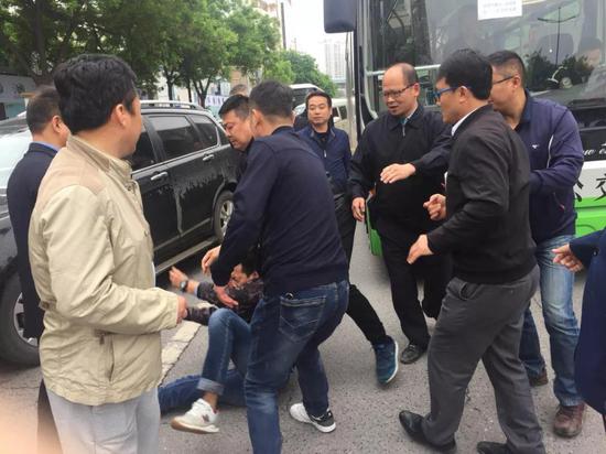 不明身份者殴打工作人员