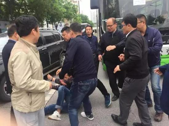 不明身份者毆打工作人員