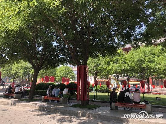 白天的大唐不夜城依然受到游客青睞。