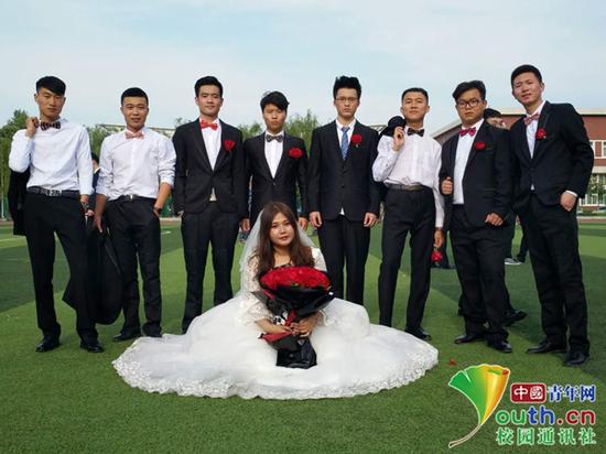 拍畢業照現場。中國青年網通訊員 劉靜榮 圖