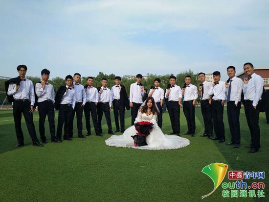 “婚禮”畢業照現場。中國青年網通訊員 高宇博 圖