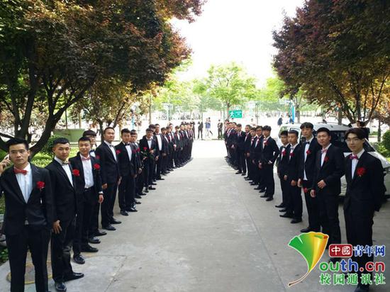 男生等待“迎娶”女生。中國青年網通訊員 劉靜榮 圖