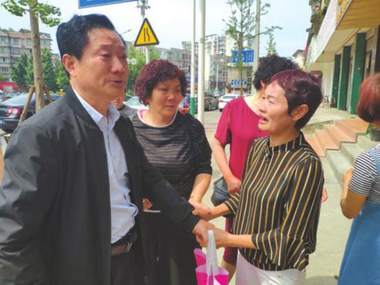 郭西康夫妇与三姐(右一)见面。华西都市报 图