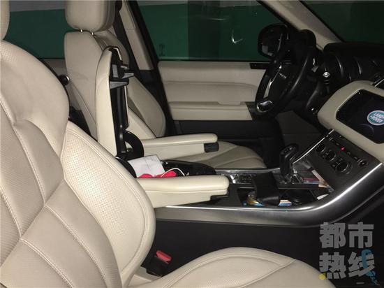 西安一價值百萬車輛車窗被砸 車內財物失竊。