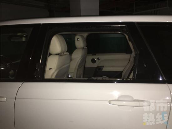 西安一价值百万车辆车窗被砸 车内财物失窃。