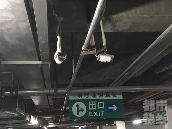 西安一價值百萬車輛車窗被砸 車內財物失竊。