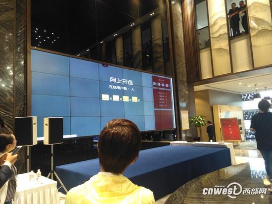 25日上午搖號現(xiàn)場。