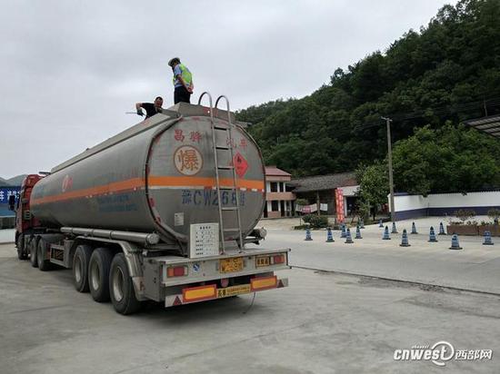 24小時查獲三車近百噸過境危廢品。