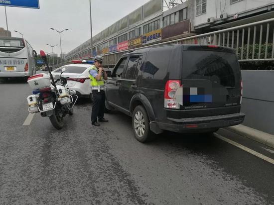 民警上前詢問司機時