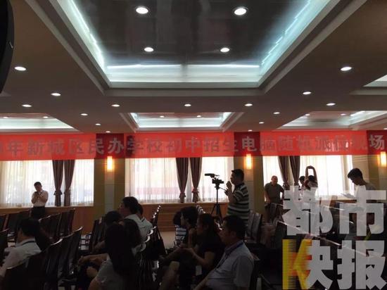 新城区小升初民办学校招生电脑派位现场