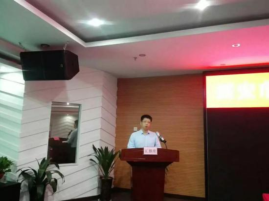 西咸新區(qū)城鄉(xiāng)管理局副局長(zhǎng)胡軍在鄉(xiāng)村振興工作擂臺(tái)賽上發(fā)言