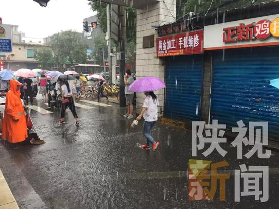 今早西安暴雨如注 部分路段开启看海模式