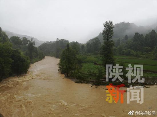 寧強縣廣坪鎮降雨量超過150毫米，青木川交通中斷金山寺村成孤島。