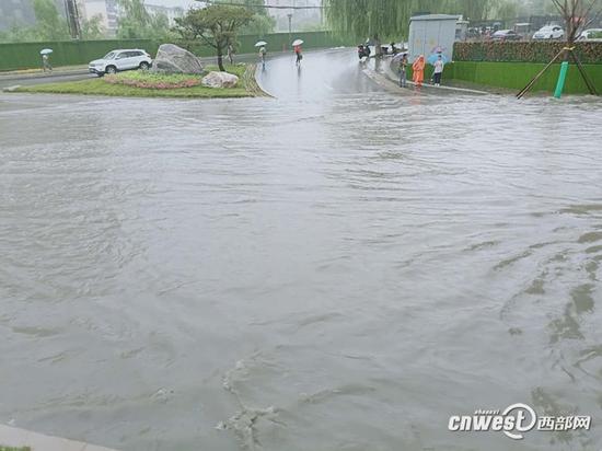 西安街道积水严重。
