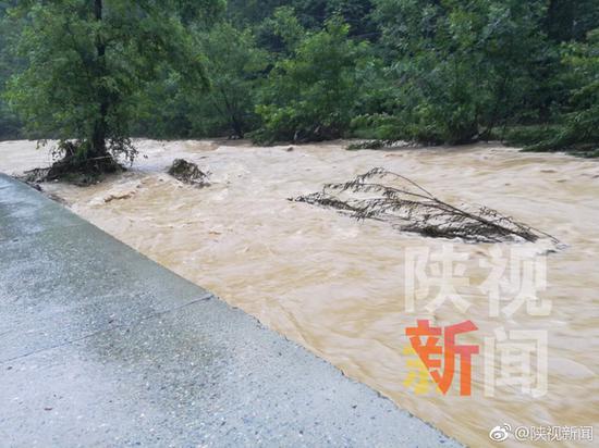 寧強縣廣坪鎮降雨量超過150毫米，青木川交通中斷金山寺村成孤島。