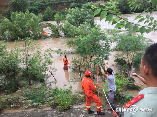 暴雨致河水暴涨多人被困警民联手开展营救 。