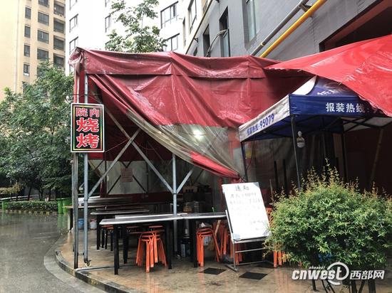 和城小区内烧烤摊,与小区景致格格不入。
