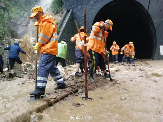 受连续强降雨影响，陇海铁路、宝成铁路发生水害。（图片来源：央广网微博）