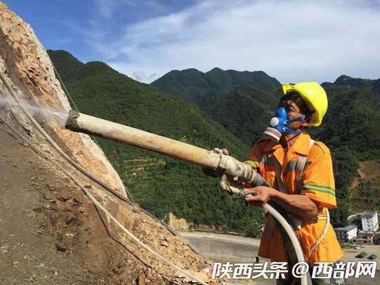 寶成鐵路受水害影響進行搶險噴漿作業(yè)