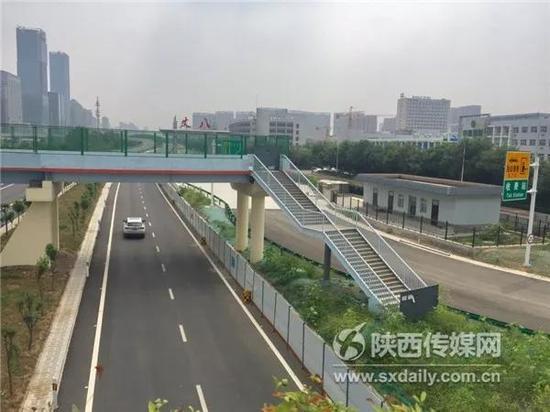 人行天橋南側(cè)通。