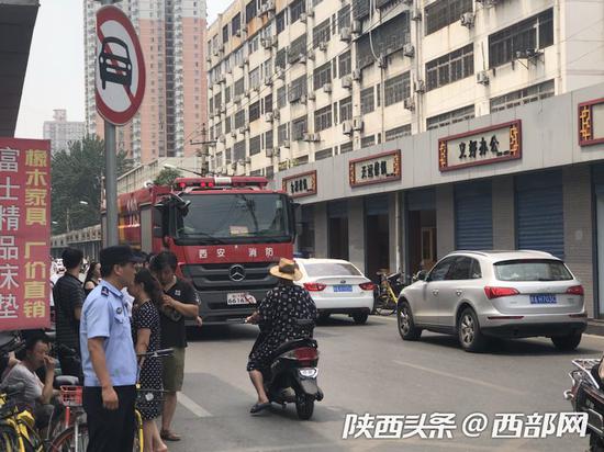 消防車輛還在陸續(xù)進(jìn)入。