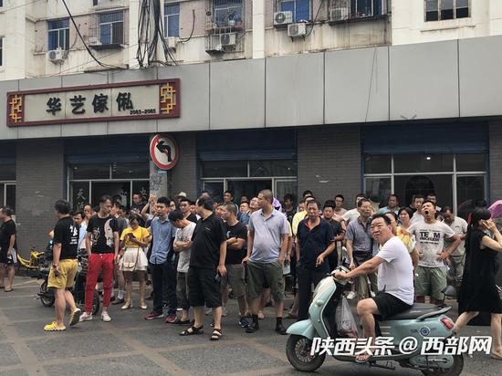 現(xiàn)場(chǎng)圍觀群眾（記者：馬晴茹）