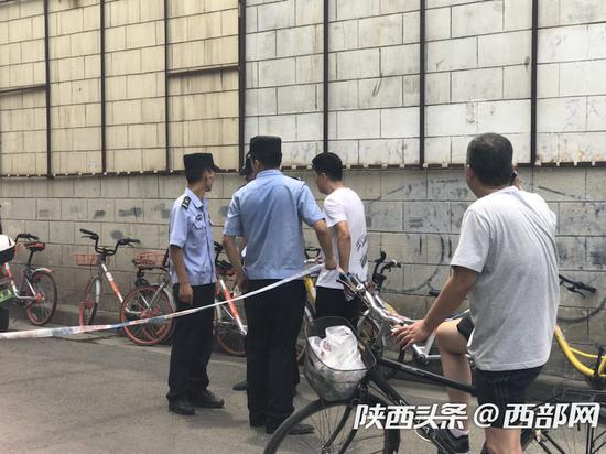 公安民警現(xiàn)場(chǎng)維持秩序，有救護(hù)車駛出。