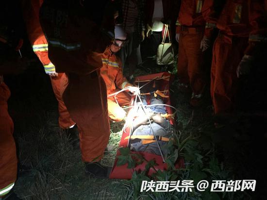 男子夜晚捉蝎子时不慎坠入枯井,宝鸡消防紧急救援。