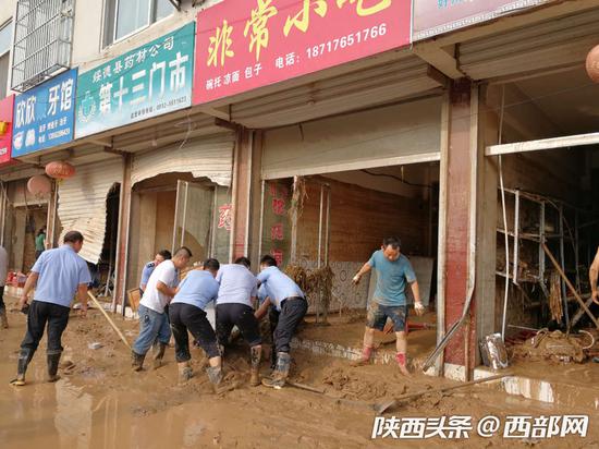 当地已组织10支救援队、15台机械和受灾群众开展抢险救灾和生产自救。