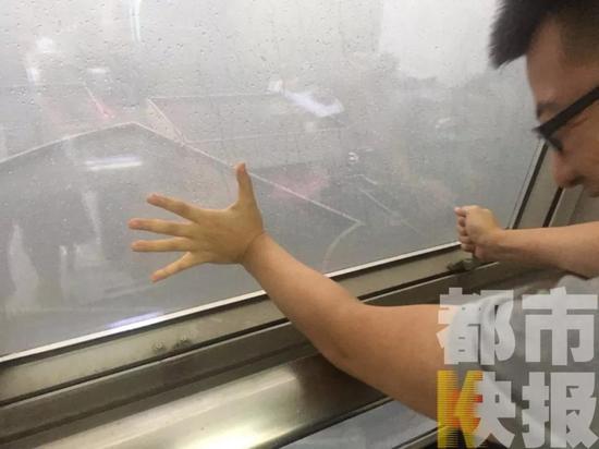 （風雨大到連窗子都沒法推開）